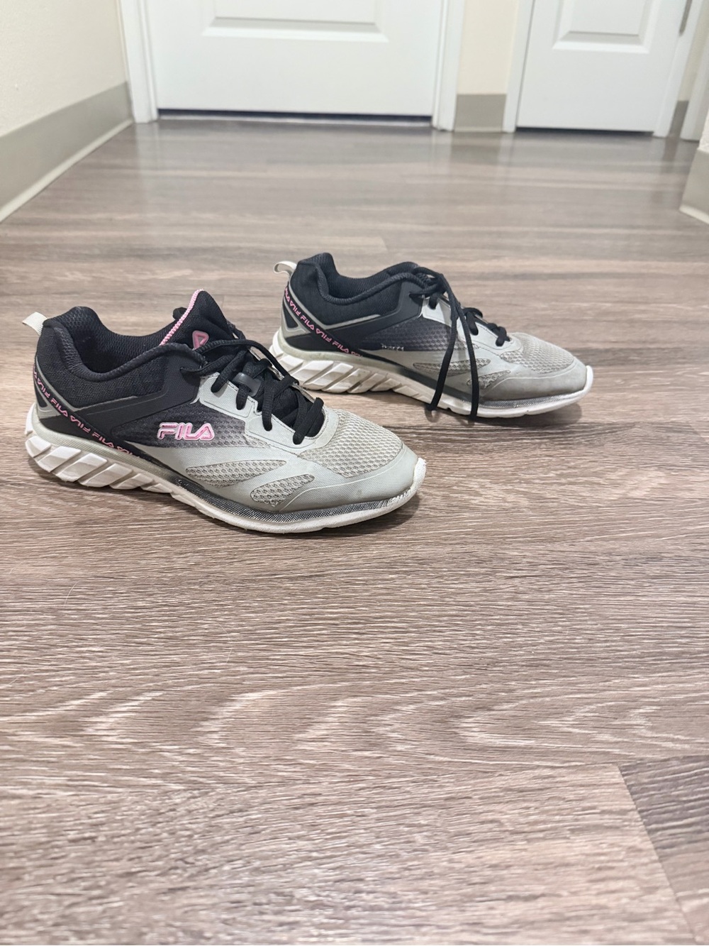 🌸 Fila Women's Gray Jeans & Black Athletic Sneakers with Pink Logo size 9
